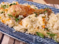 Класическа рецепта за печени пилешки бутчета с бял ориз на фурна
